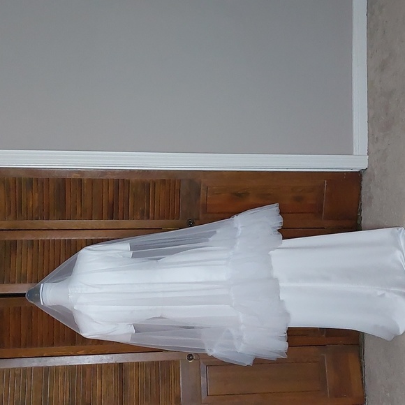 White Fingertip Ruffle Edge Wedding Veil With Comb - Picture 6 of 10